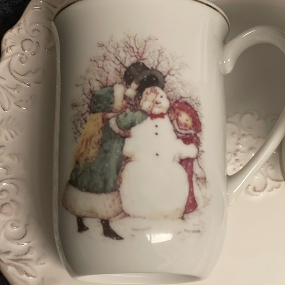 Designer's Collection by HOLLY HOBBY set of Tea / Coffee Mugs Christmas Keepsake - Picture 2 of 8